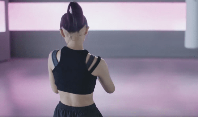 原创张子枫利用暑假时间瘦出马甲线可看清她的腿这谁要的起