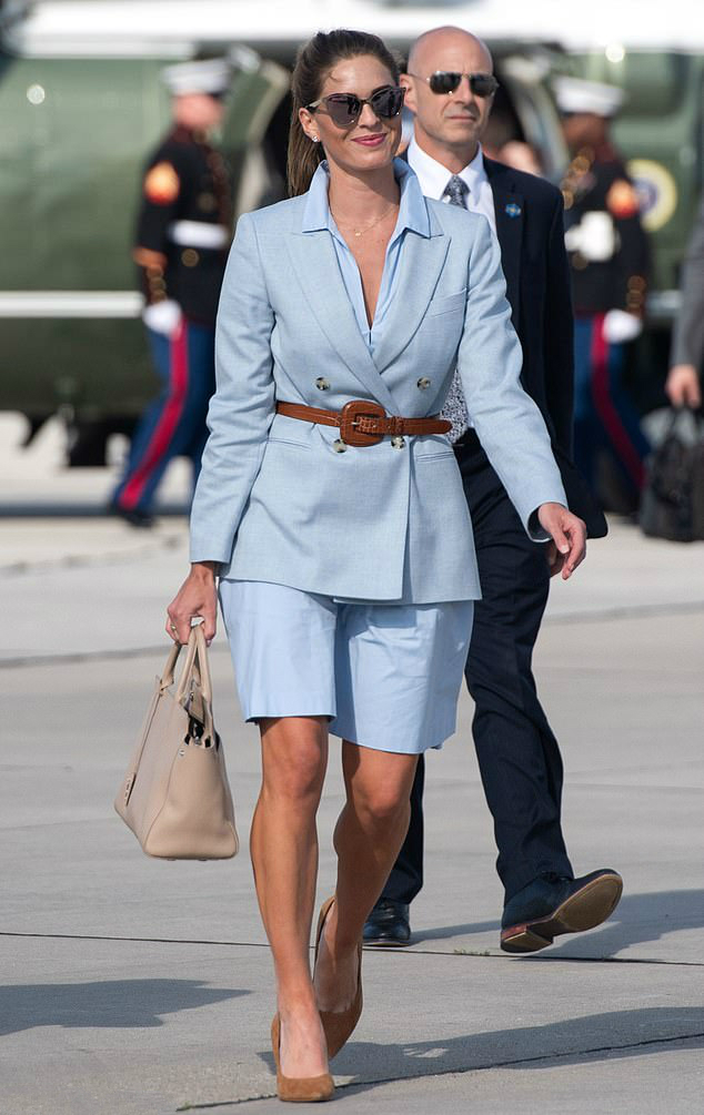 戴墨镜气场不输梅拉尼娅,特朗普搂腰杀有cp感_霍普·希克斯