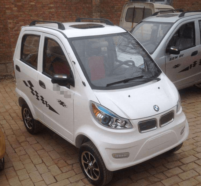 河南老大爷改装老头乐配宝马同款车标车顶四个大灯很霸气