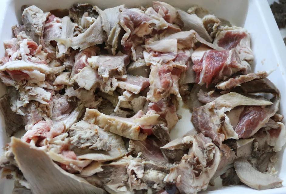 筠连这家火锅店太实在了,牛肉,牛杂按斤称,素菜,水果,甜品,炒饭免费吃