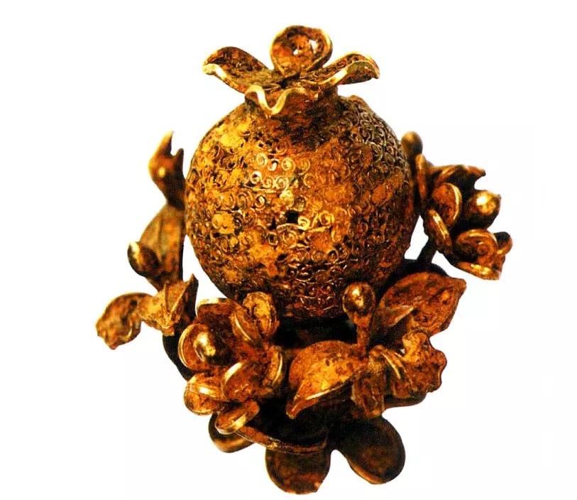墓中出土的金石榴,这样的金石榴共有4个