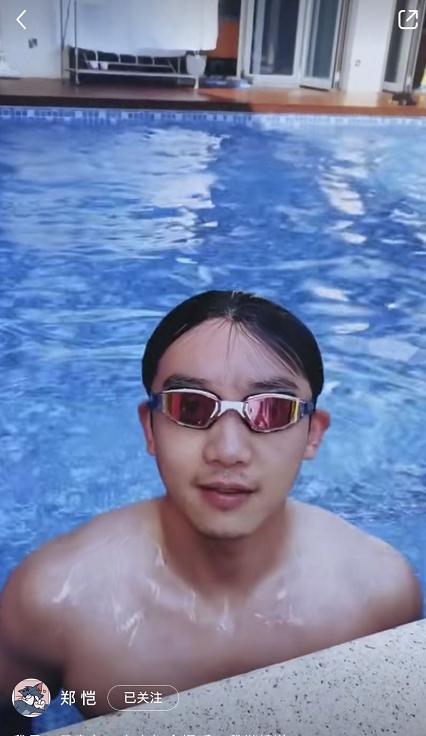 原创67郑恺苗苗泳池大秀恩爱小猎豹泳姿霸气孕妈却大肚陪伴左右