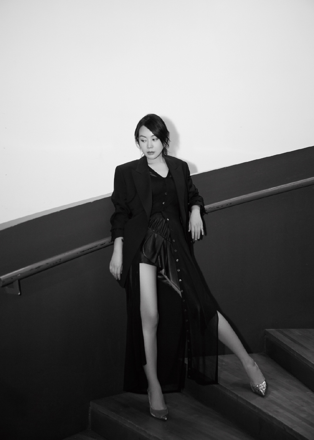 闫妮简直"越老越迷人",穿条纹西装配短裤,又a又飒女人味十足