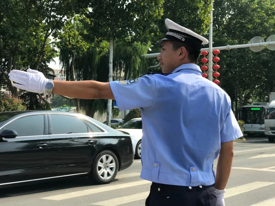 确保道路畅通看流亭交警中队警官们在白沙湾片区怎样不服暑