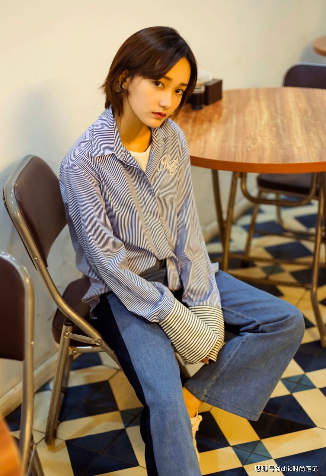 现实生活中的洪佳宁也尝试过韩式刘海,气质也很舒服,白t恤打底,外穿