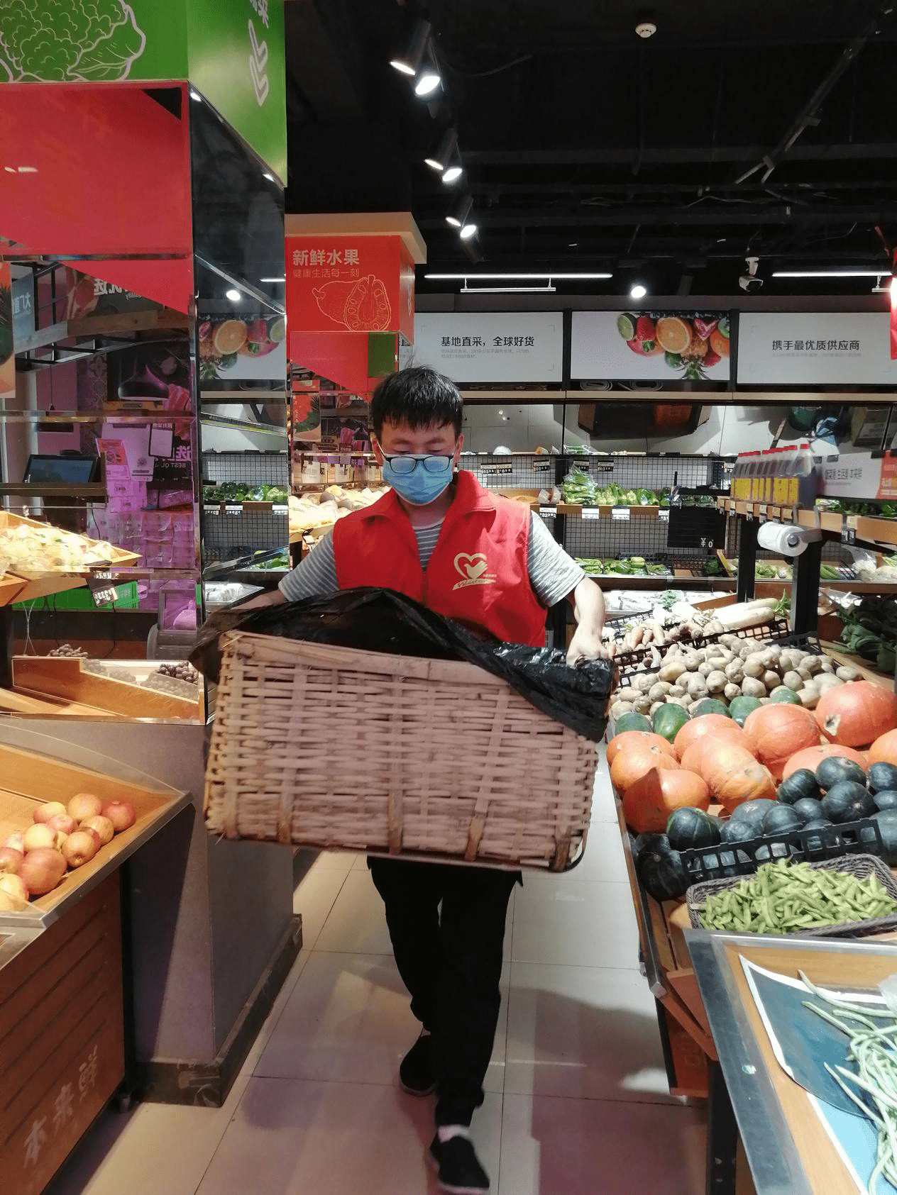 购买生活必需品,为尽快解决群众对生活用品的需求,社区超市紧急协调