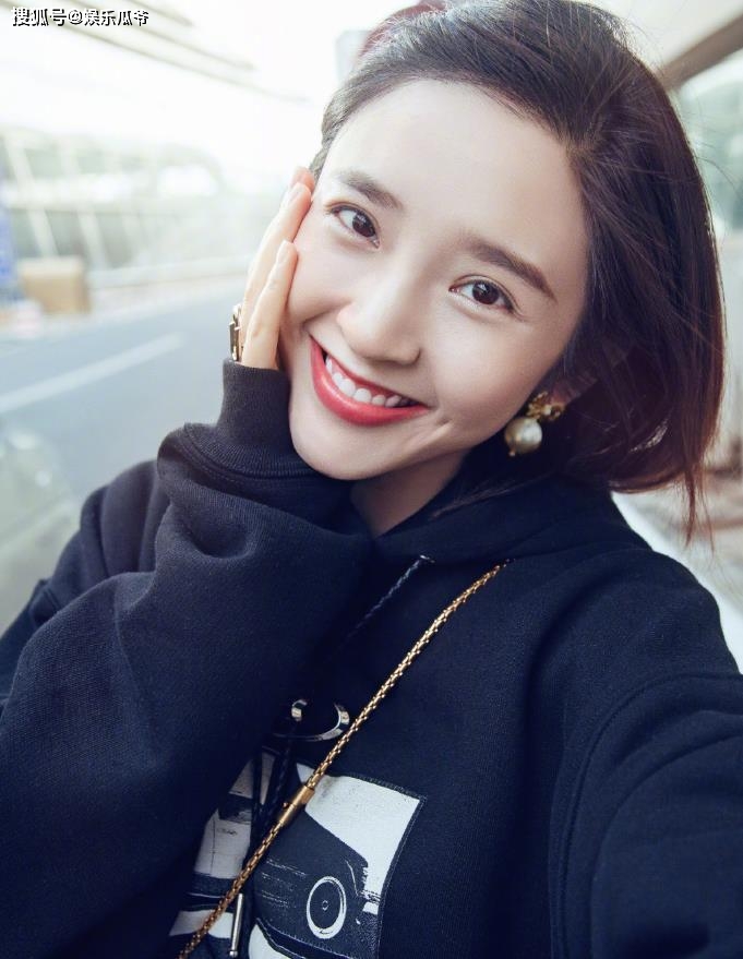 一笑就露牙龈的5位女星,沈月颜值垫底,唐艺昕吴宣仪都不及她_手机搜狐