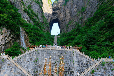 探寻张家界旅行社：发现不一样的自然风光之旅