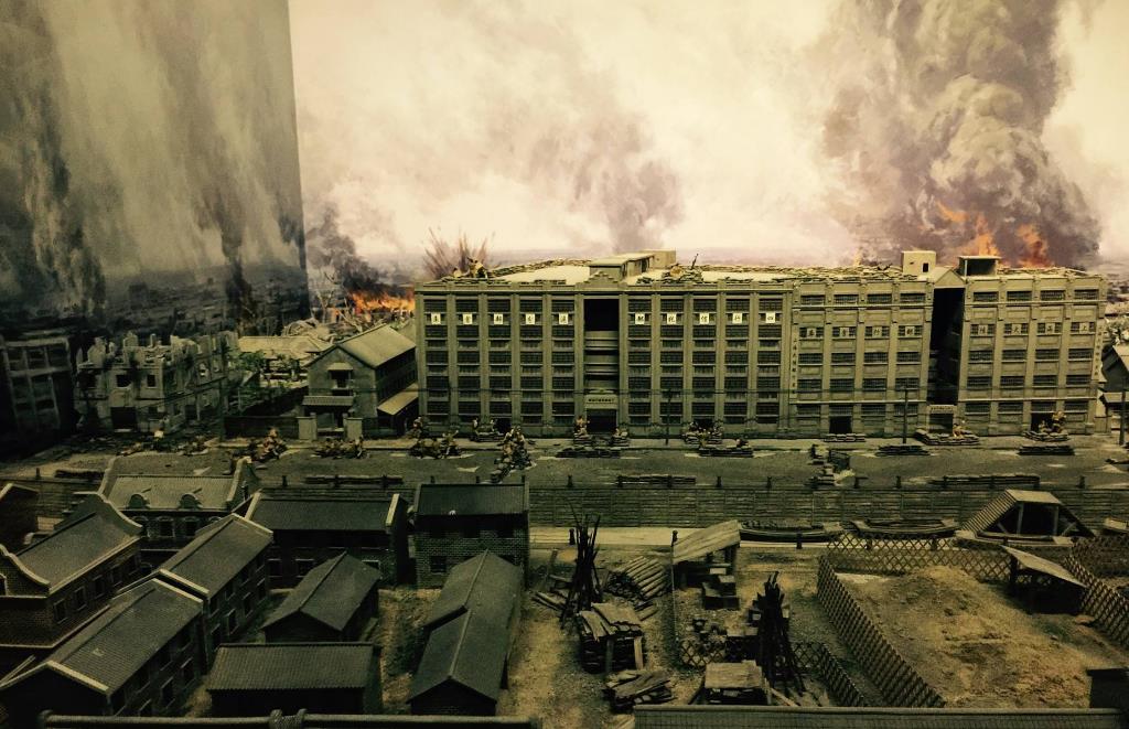 不仅仅是《八佰》,在大部分战争题材影视作品中都会出现这样的场景:一