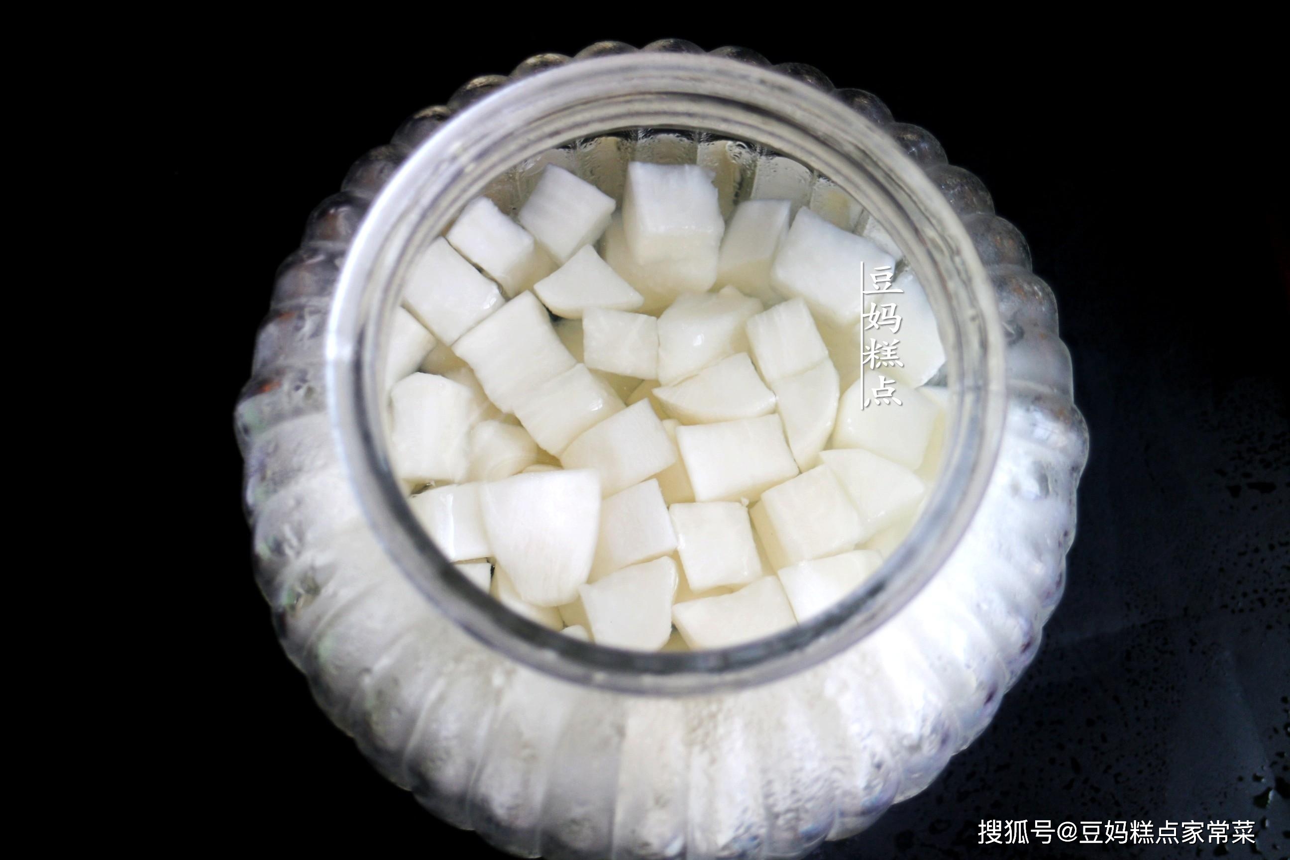 【附:自制酸萝卜丁】:①,一根大白萝卜洗净,去皮,切成小丁,加1小勺盐