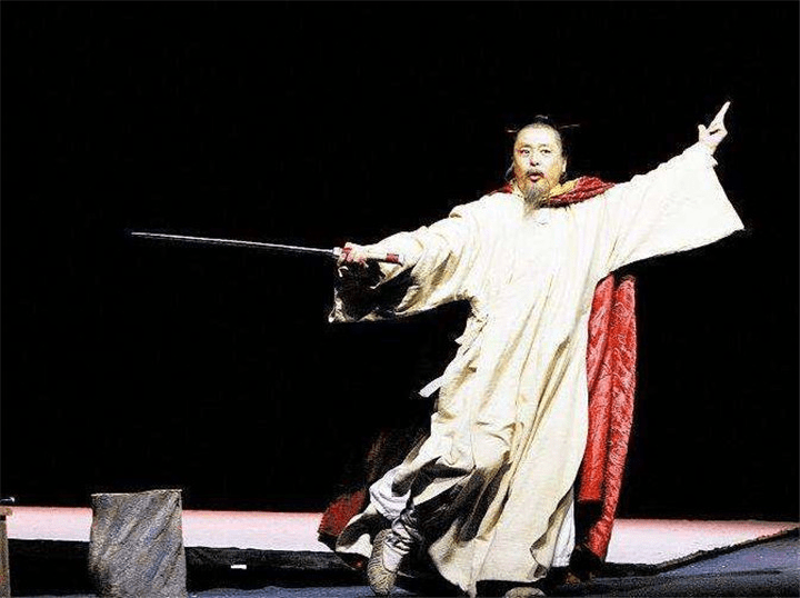 吴道子则是唐朝的绘画大师,裴昮凌云撩剑,展示"飞剑术"的千古奇观,却