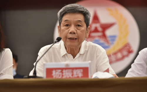 图为促进会领导杨振辉会议在庄严的国歌声中开幕.