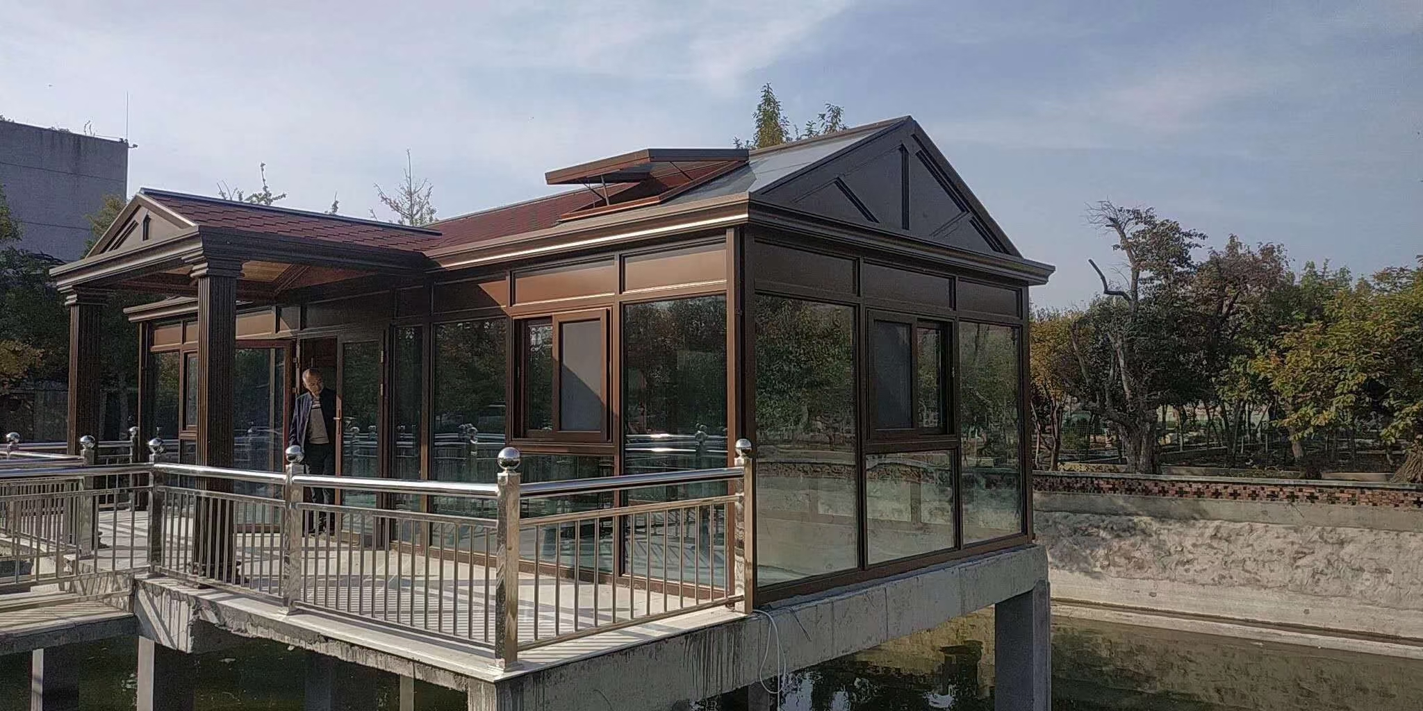 洛阳封露台,看到这么高级的阳光房后,你还想再用简易玻璃顶阳光房吗