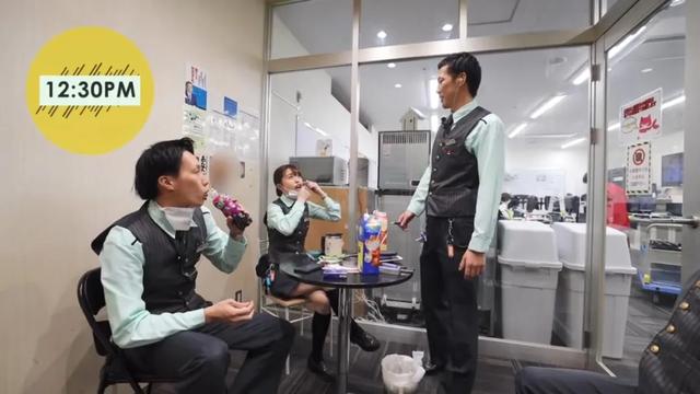 日本柏青哥服务生的一天扫大街下跪带新人生活从不容易