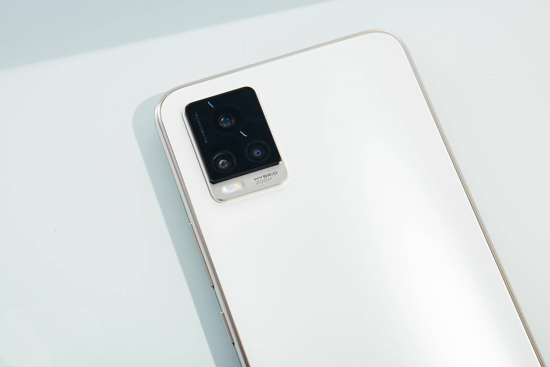 vivos7月光白鉴赏一款时尚靓丽的的轻薄自拍新旗舰