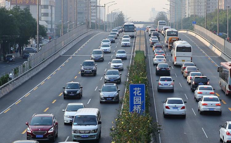 首先來說下第1種強行變道見縫插針,這種情況應該很多車主都遇到,就是