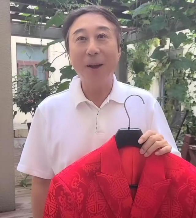 在直播中冯巩老师先说了自己的标志性话语,不过直播中的亮点不是这句