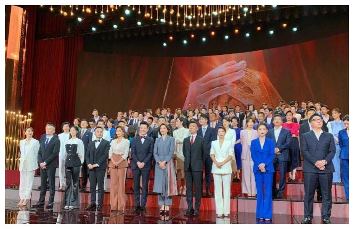 百位主持齐聚央视,董卿霸气站c位!华少胖一圈,汪涵太老成!_手机搜狐网