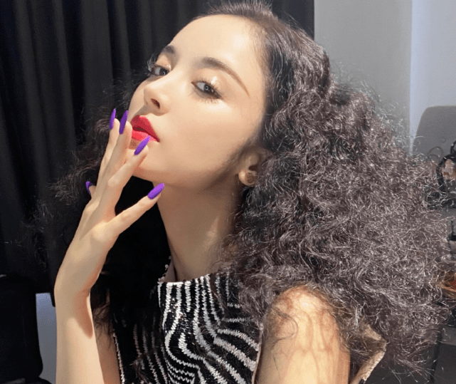 古力娜扎爆炸头竟是真发,发量奇多让人羡慕,保持发量秘诀是这个