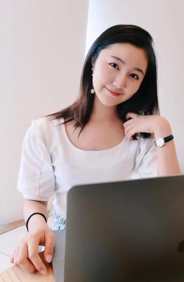 原创点读机女孩高君雨近照曝光与央视主持撒贝宁小尼合影温婉可人