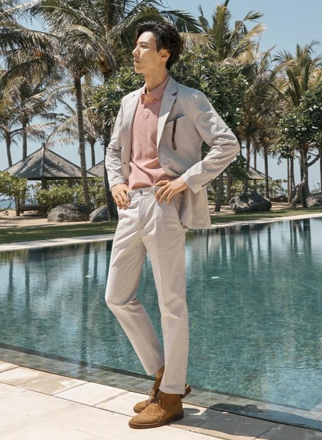 元斌能够把每一种色调都能穿出独有的味道,浅灰色格子纹西服很时髦