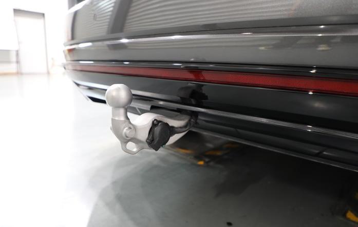 很多喜欢自驾游的朋友,都喜欢在自己的爱车上加装拖车钩,这样出去玩时