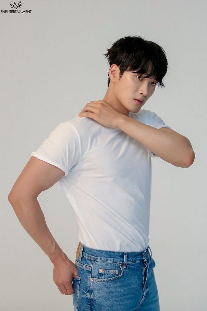 时尚新宠儿安普贤大秀手臂肌肉