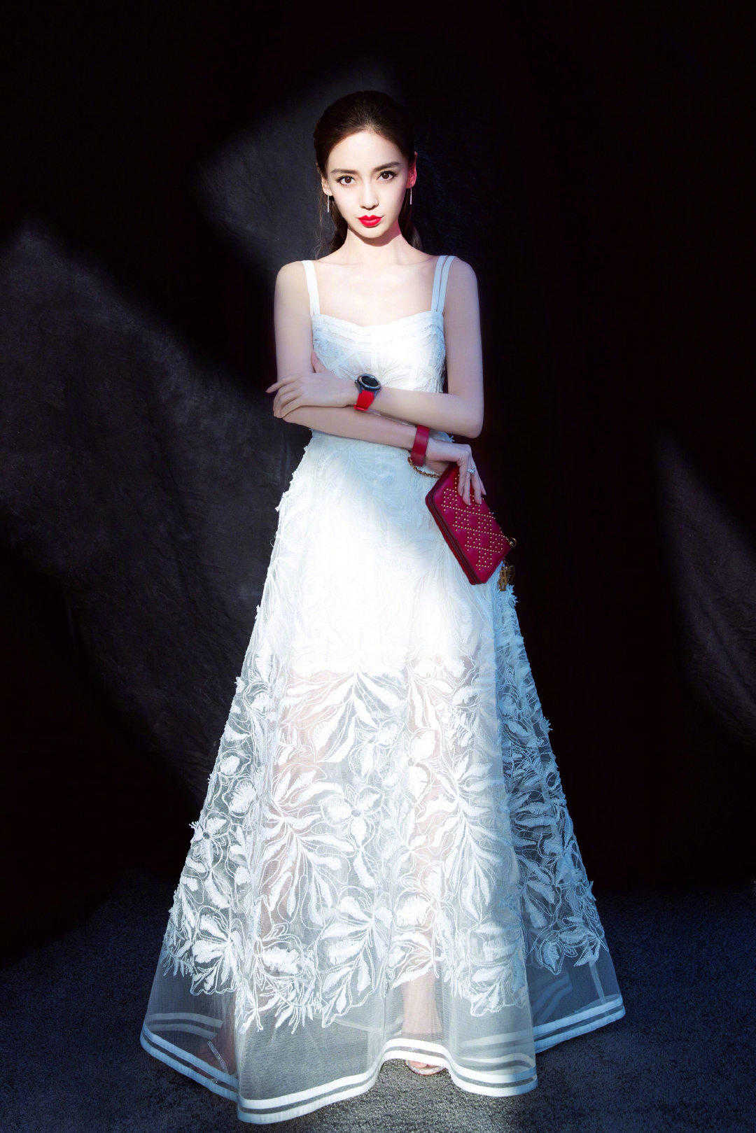 原创董维嘉169身材比例太优越穿吊带配阔腿裤半穿西装十分撩人