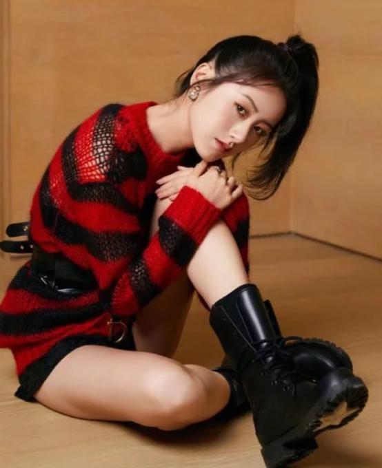 李小萌换风格太迷人了穿彩色毛衣裙配短靴大波浪卷发美爆