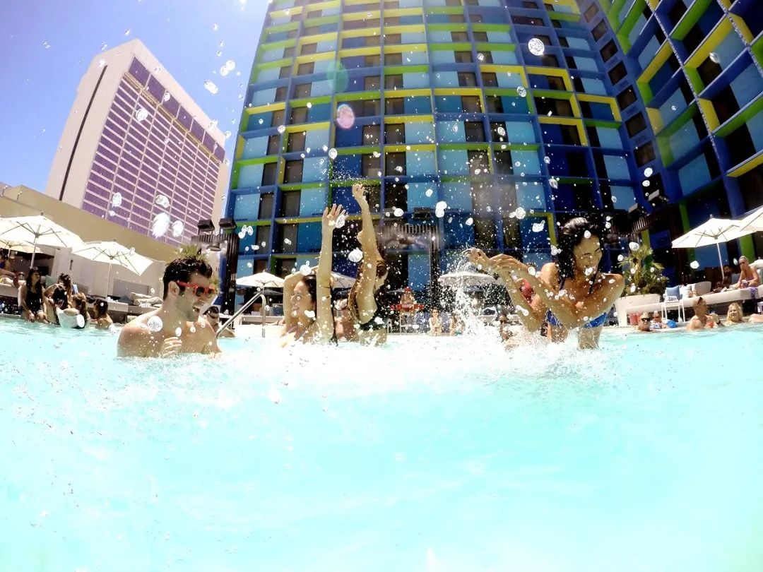 829酒先知跨界时尚泳池派对邀您一起打开葡萄酒夏季销路