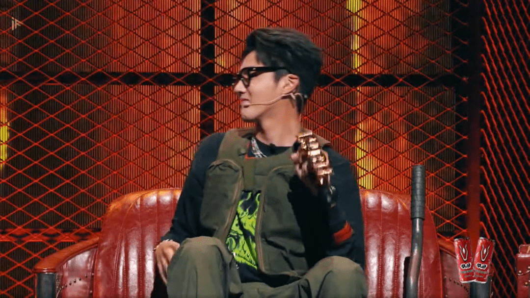 最吸引小编的其实是在第二集中吴亦凡的整体搭配,他选择了一件 heron