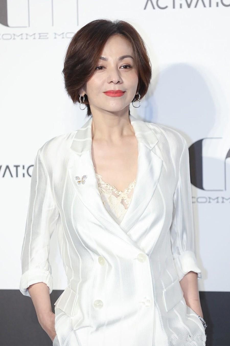 王琳虽然脸部衰老明显但搭配一身白色西装尽显优雅女人味