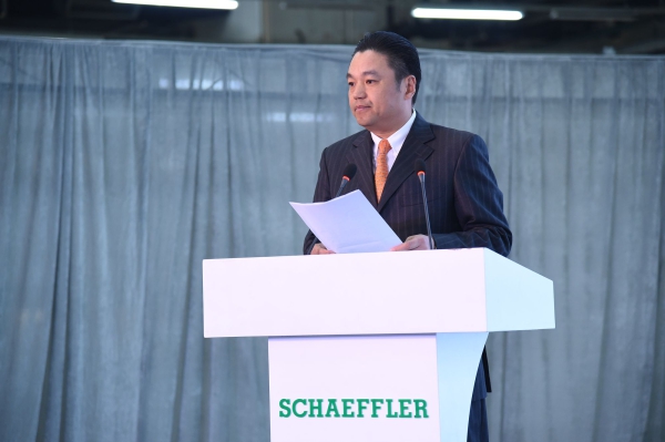 舍弗勒大中华区汽车主机事业部总裁杨汉兵发布会后,记者参观了安装p2