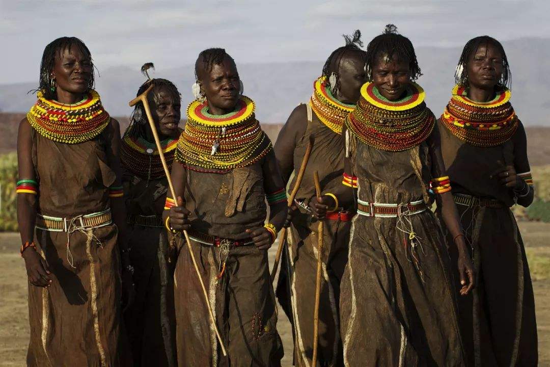非洲神秘的原始部落,至今延续一夫多妻制,女孩儿在额头涂泥巴表示纯洁