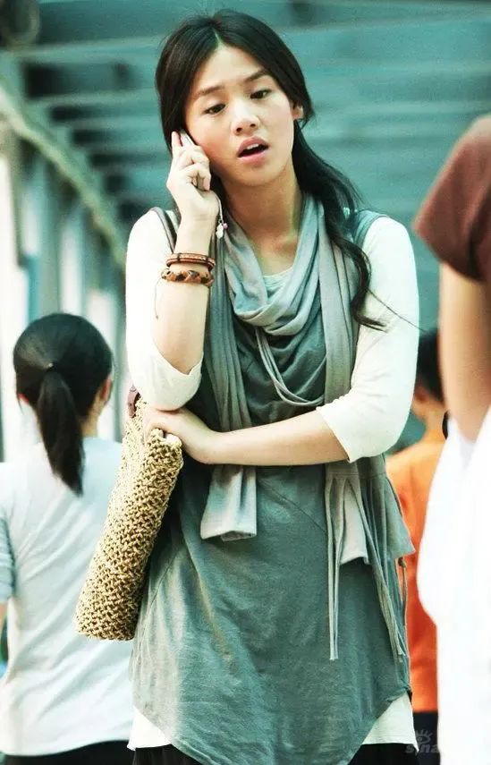 2011年,马思纯在《摩登新人类》中饰演冰山美人温雪,23岁的她在戏里
