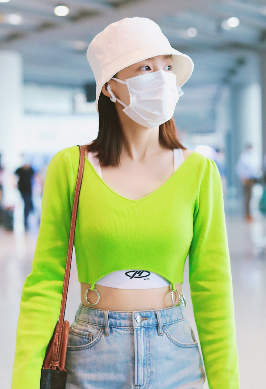 李沁太会玩了,翠绿色露脐装吊俩铁圈,配牛仔短裙清新又不失个性