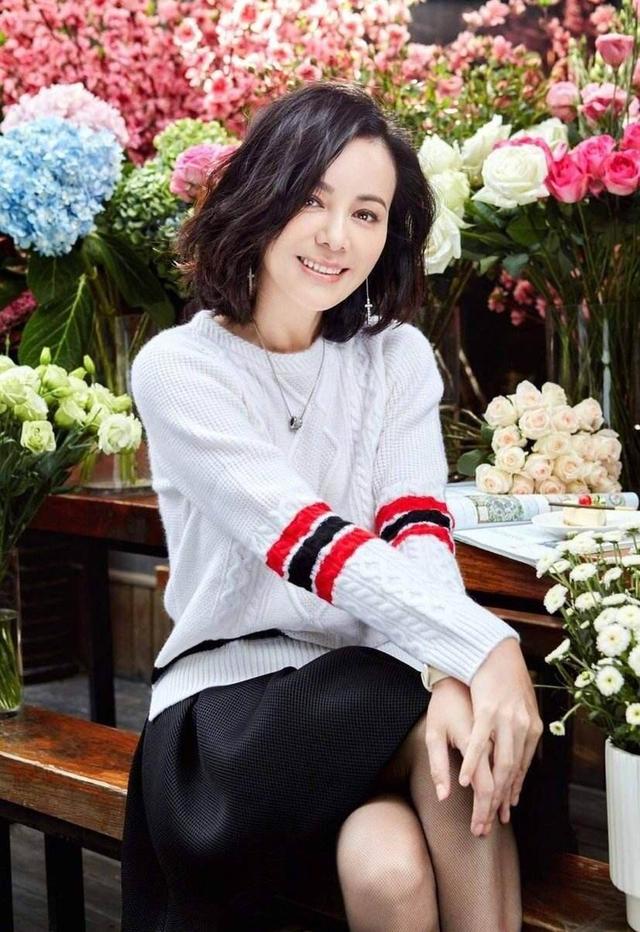 原创王琳气质真好海浪卷锁骨发配百花裙优雅得不像50岁阿姨