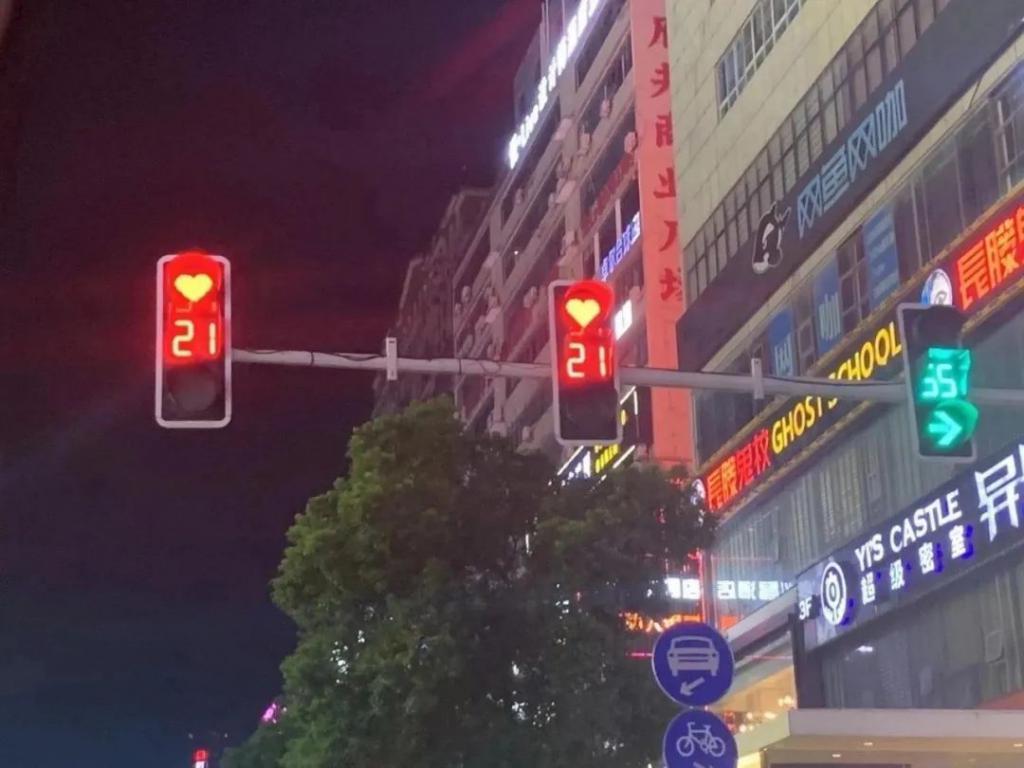 所以七夕节在长沙十字路口等红绿灯 都要被撩了吗?