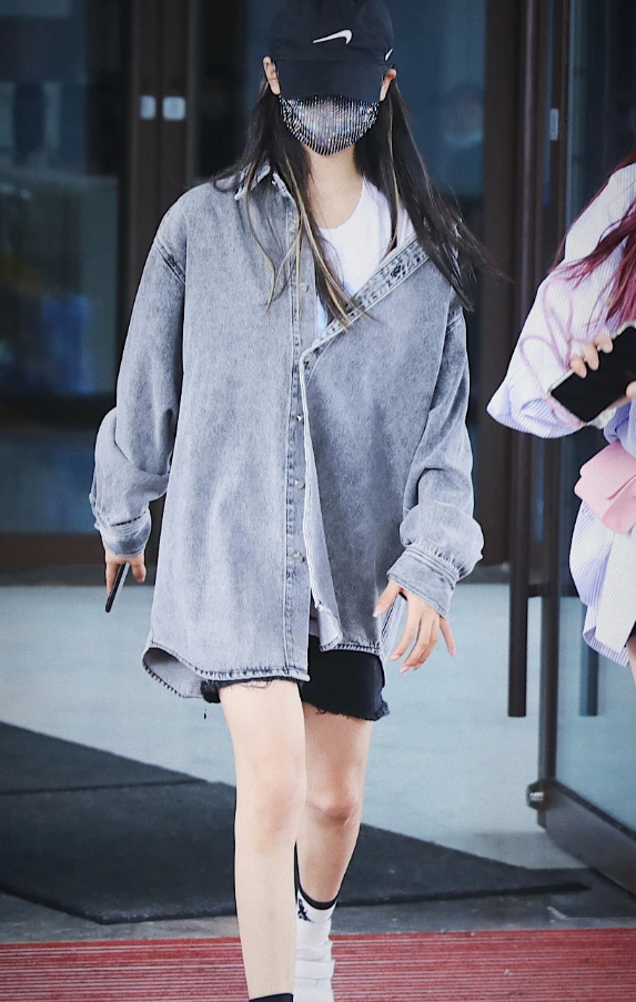 夏天穿aj太捂脚?杨超越解锁匡威"炸街穿法",意外成学生党最爱