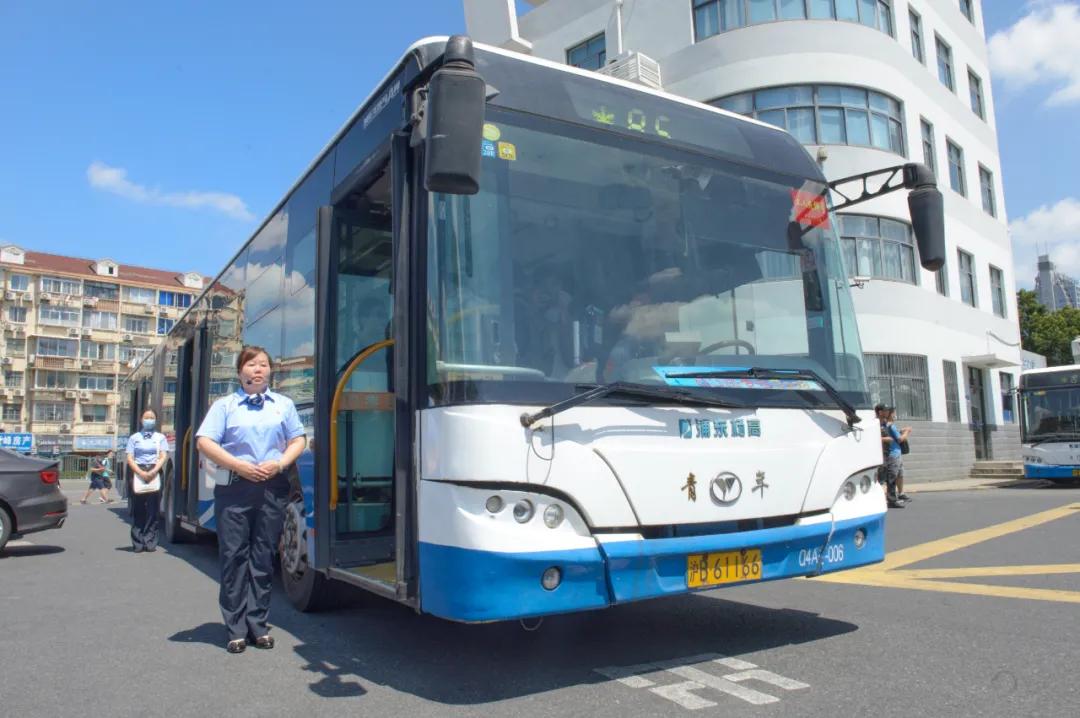 杨高公交于4月,7月分别投入了10辆青年牌jnp6180g车型的"巨龙车"