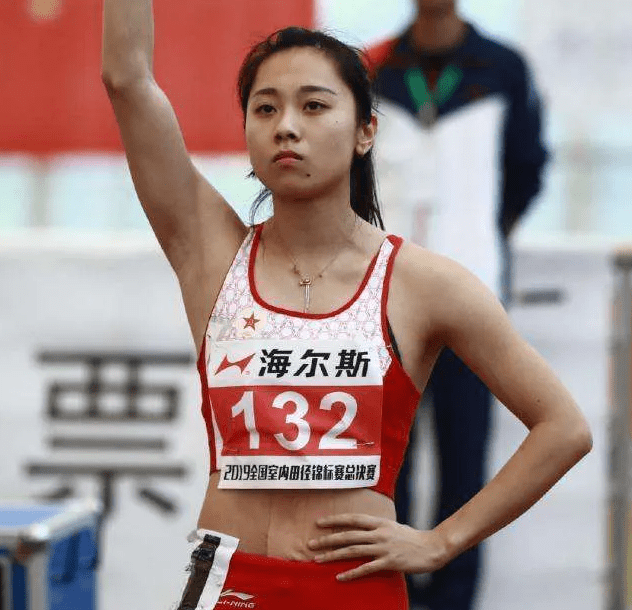 她是中国田径女神,曾刷新200米记录,却因纹身部位引争议