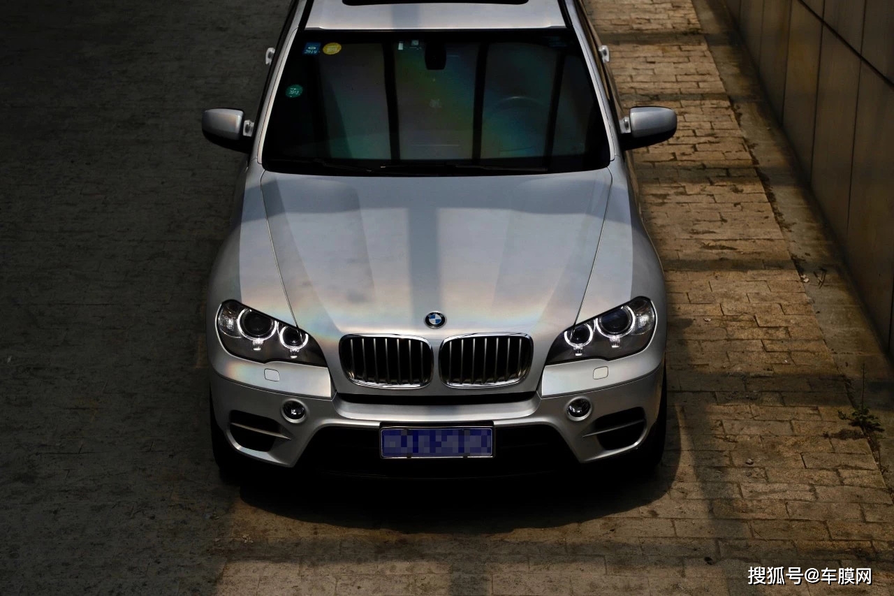 宝马x5贵族尊享镭射白改色膜效果图