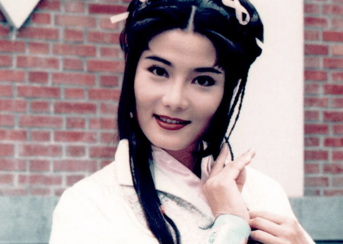 她是一代武打女星,洪金宝李连杰抢着与她合作,今52岁颜值依旧在线
