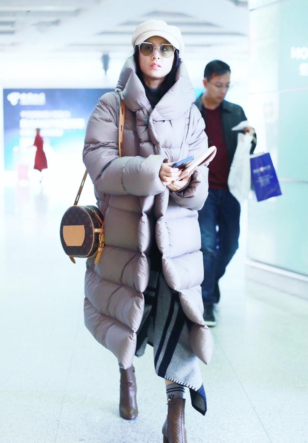 原创36岁黄圣依穿衣好任性裹超大羽绒服露10cm小腿分不清冷还是热