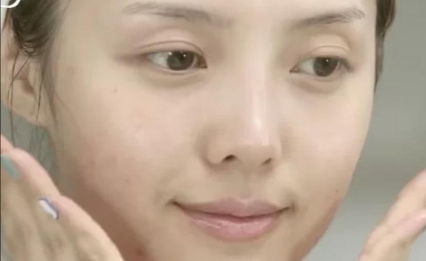 倪妮分享护肤法一天敷两张面膜认为卸妆用洗洁精洗脸