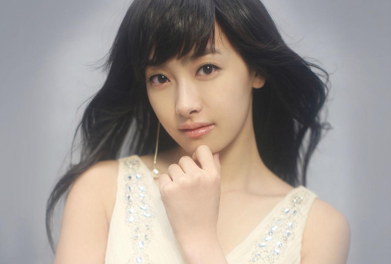 32岁宋茜走机场穿4万外套配7700发带奢华范单身女星里少见