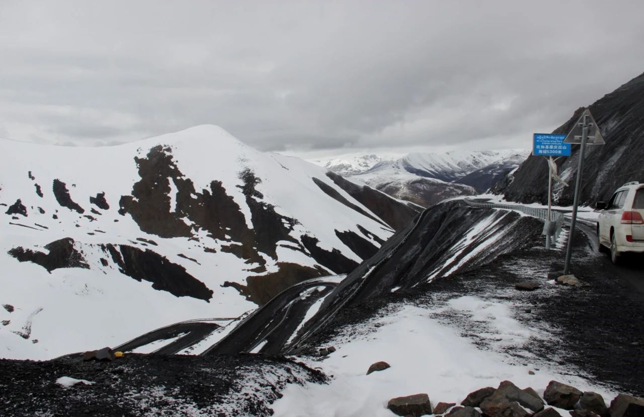 e组:夏拉神山半山腰▼ e组:夏拉神山山顶▼ e组:娜拉神山,进入比如县