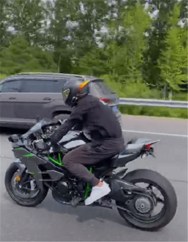 又有川崎h2上高速,车载不了人,车主还一路戴盔很守规