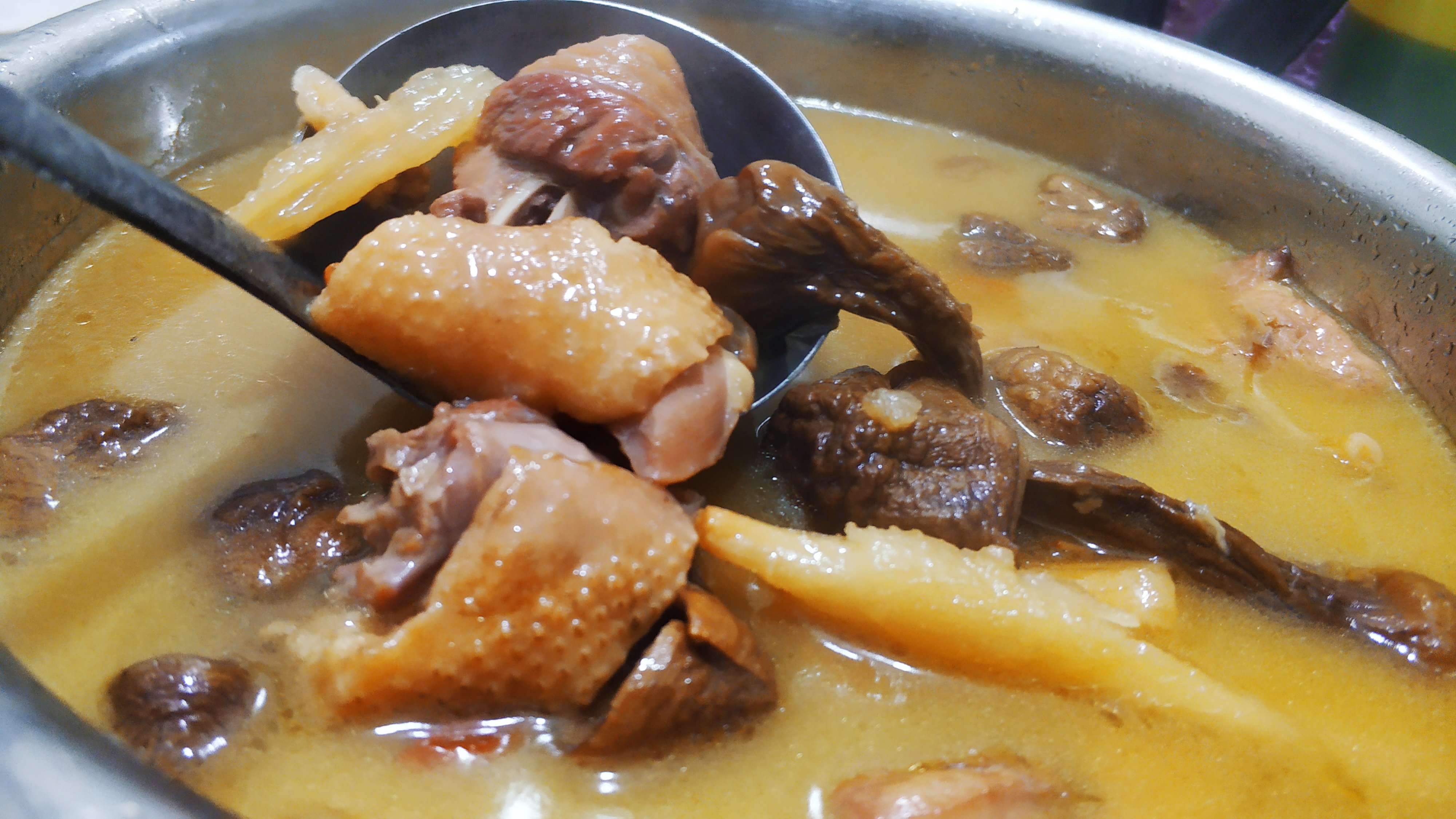 盐酥鸡,炸鸡排,鸡肉丸等菜肴,都是不需要骨头的虽然整鸡剔骨用的不多