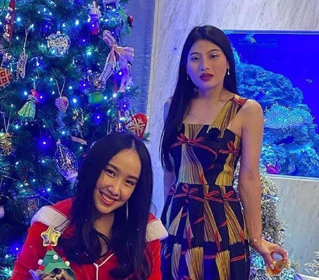 泰国32岁小公主发新年贺卡,孔雀图有深意,合影闺蜜也只能跪地!_手机搜